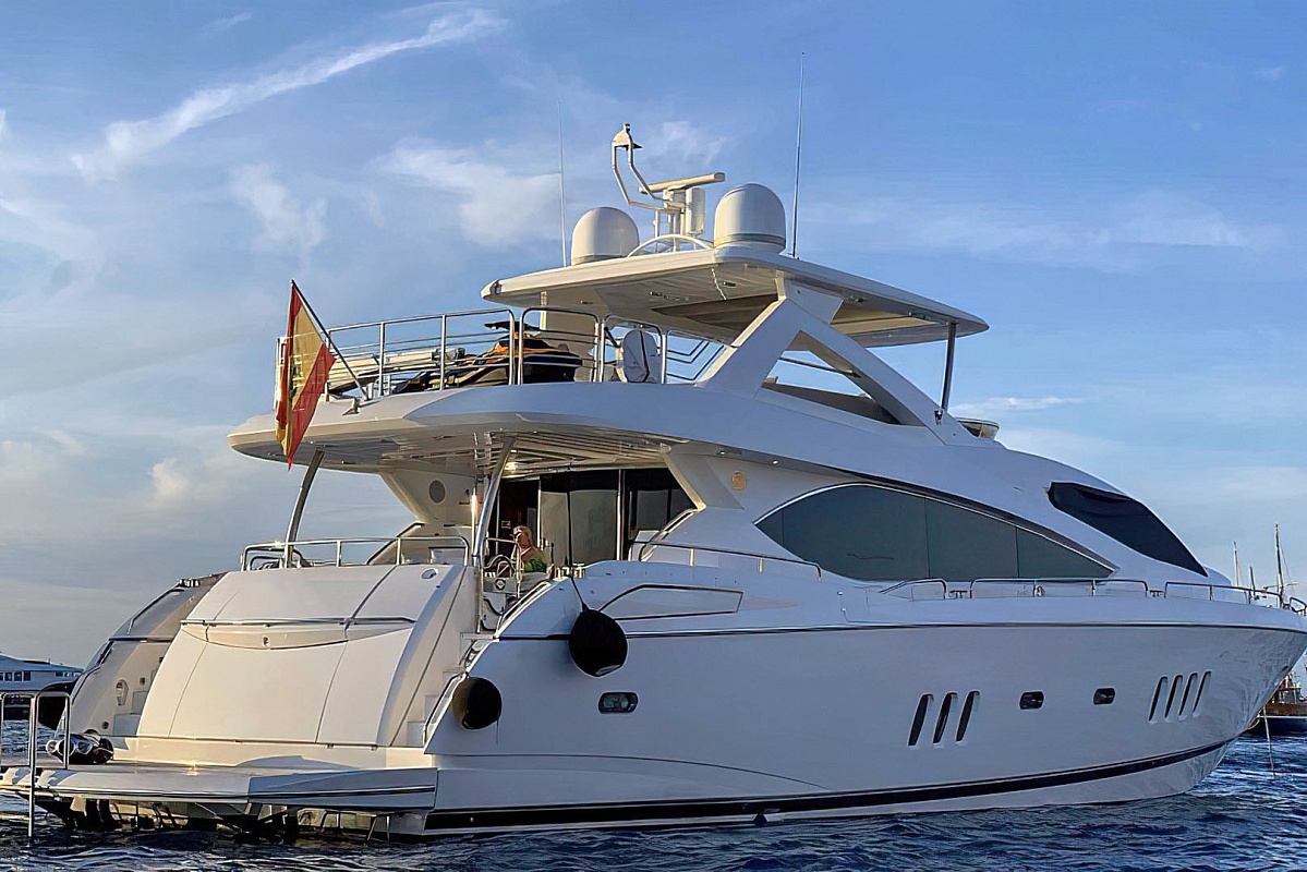 Продается моторная яхта Sunseeker 86 - с кормы